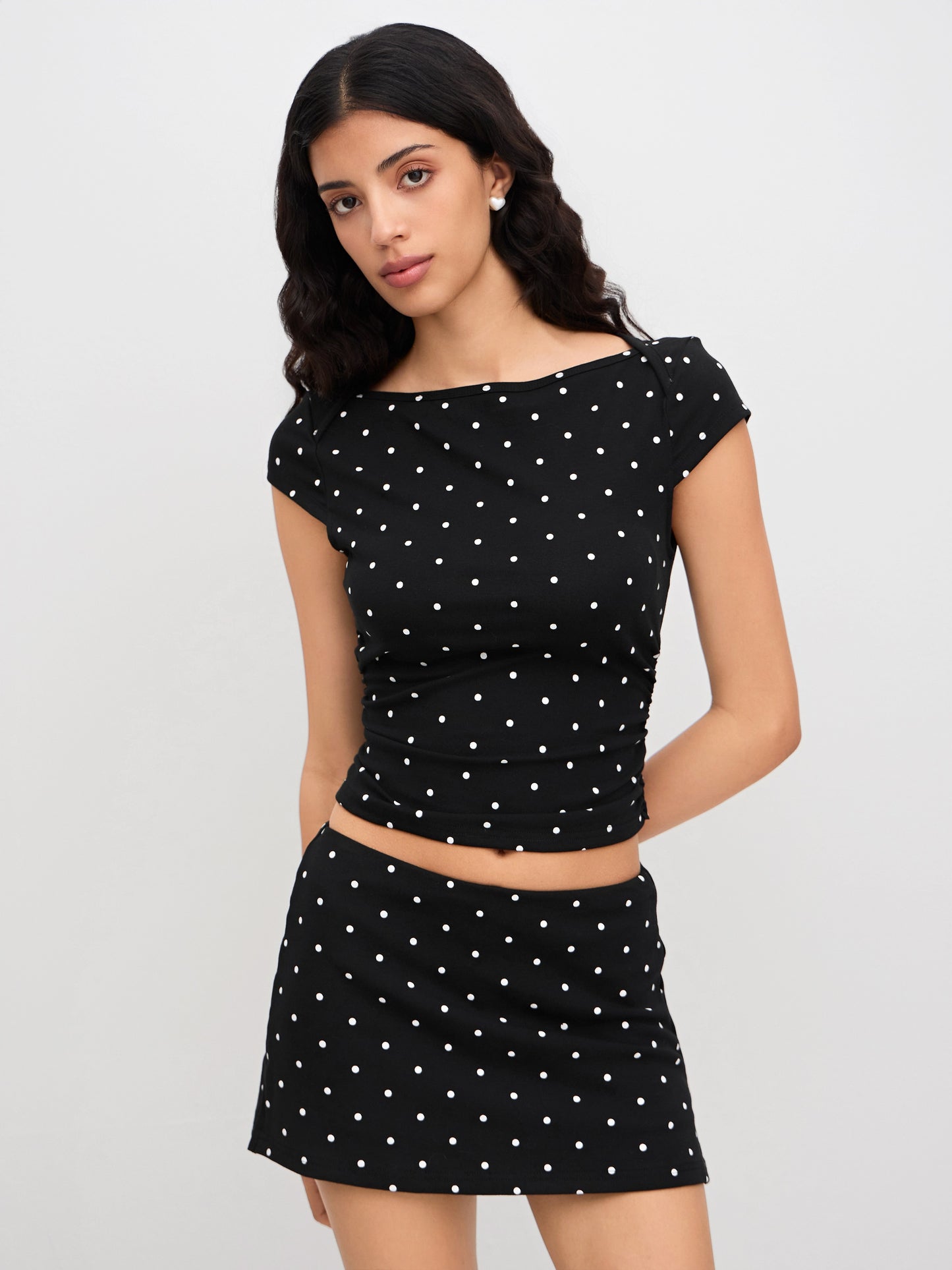 Mia - Camiseta acanalada de lunares con cuello barco y minifalda con short interior