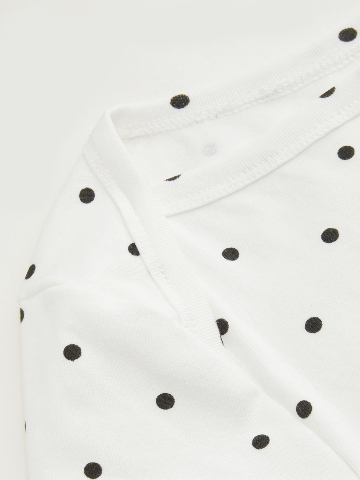 Mia - Camiseta acanalada de lunares con cuello barco y minifalda con short interior