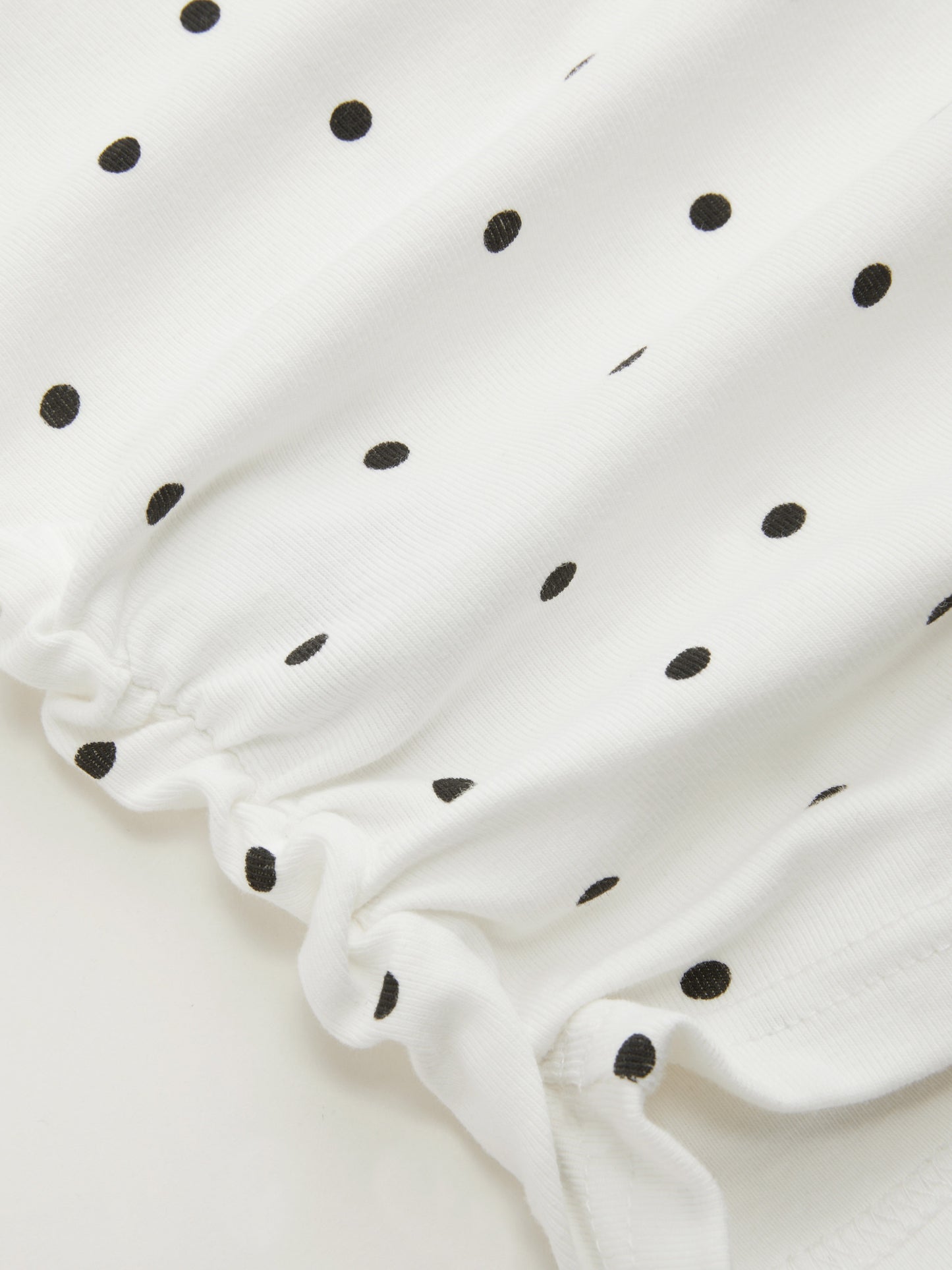 Mia - Camiseta acanalada de lunares con cuello barco y minifalda con short interior