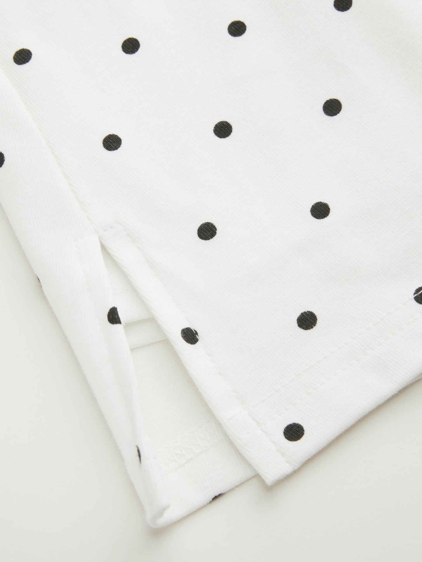 Mia - Camiseta acanalada de lunares con cuello barco y minifalda con short interior