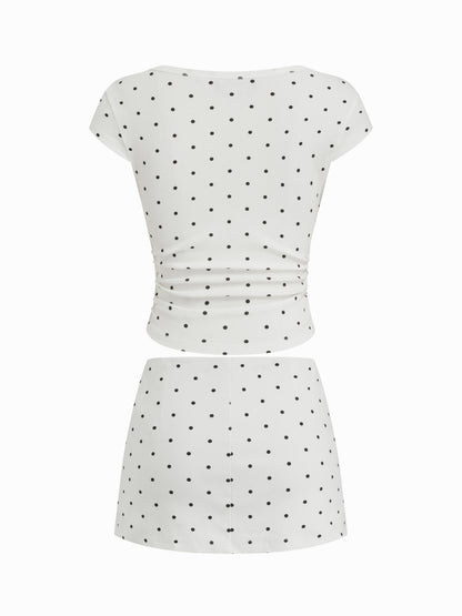 Mia - Camiseta acanalada de lunares con cuello barco y minifalda con short interior