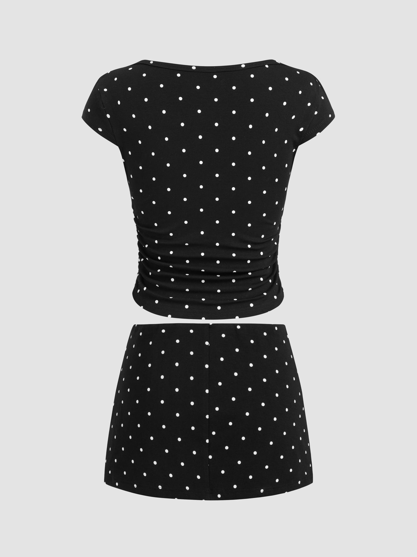 Mia - Camiseta acanalada de lunares con cuello barco y minifalda con short interior