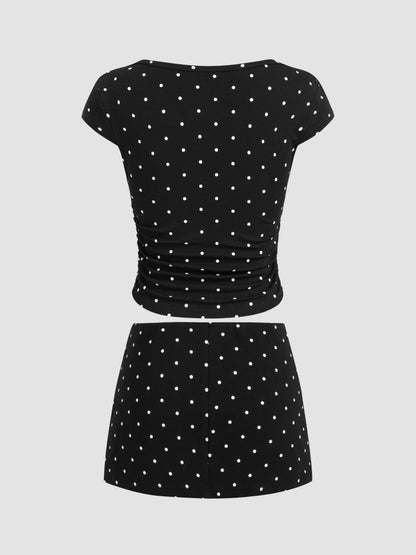 Mia - Camiseta acanalada de lunares con cuello barco y minifalda con short interior