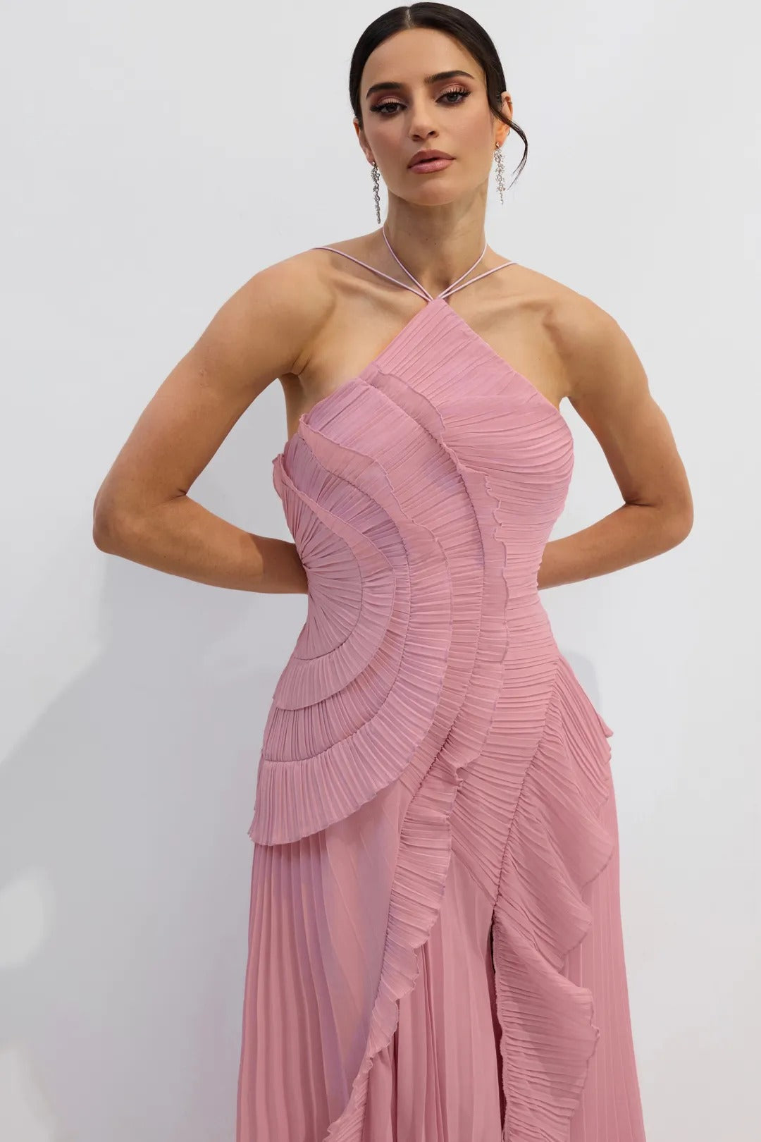 Nina - Vestido midi asimétrico plisado con cuello halter