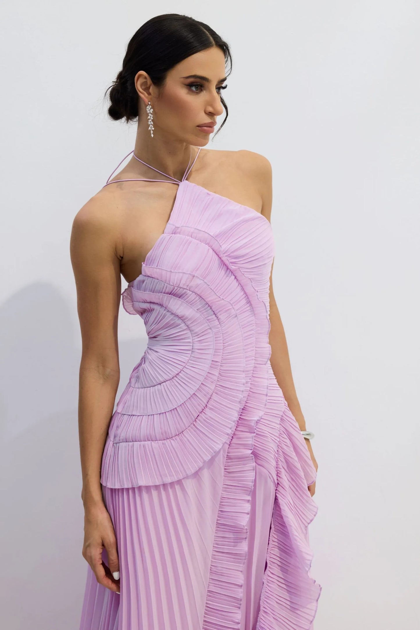 Nina - Vestido midi asimétrico plisado con cuello halter