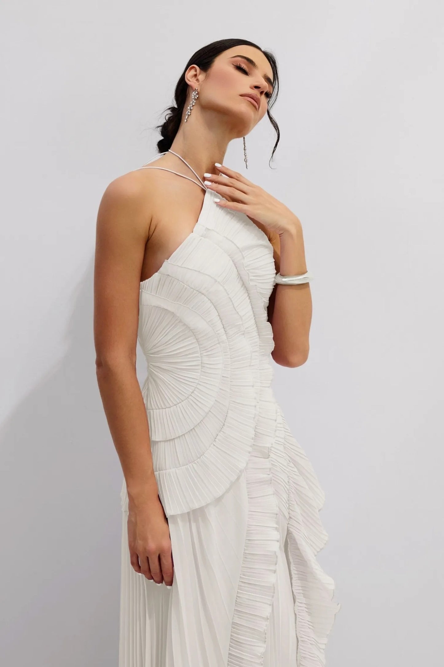 Nina - Vestido midi asimétrico plisado con cuello halter