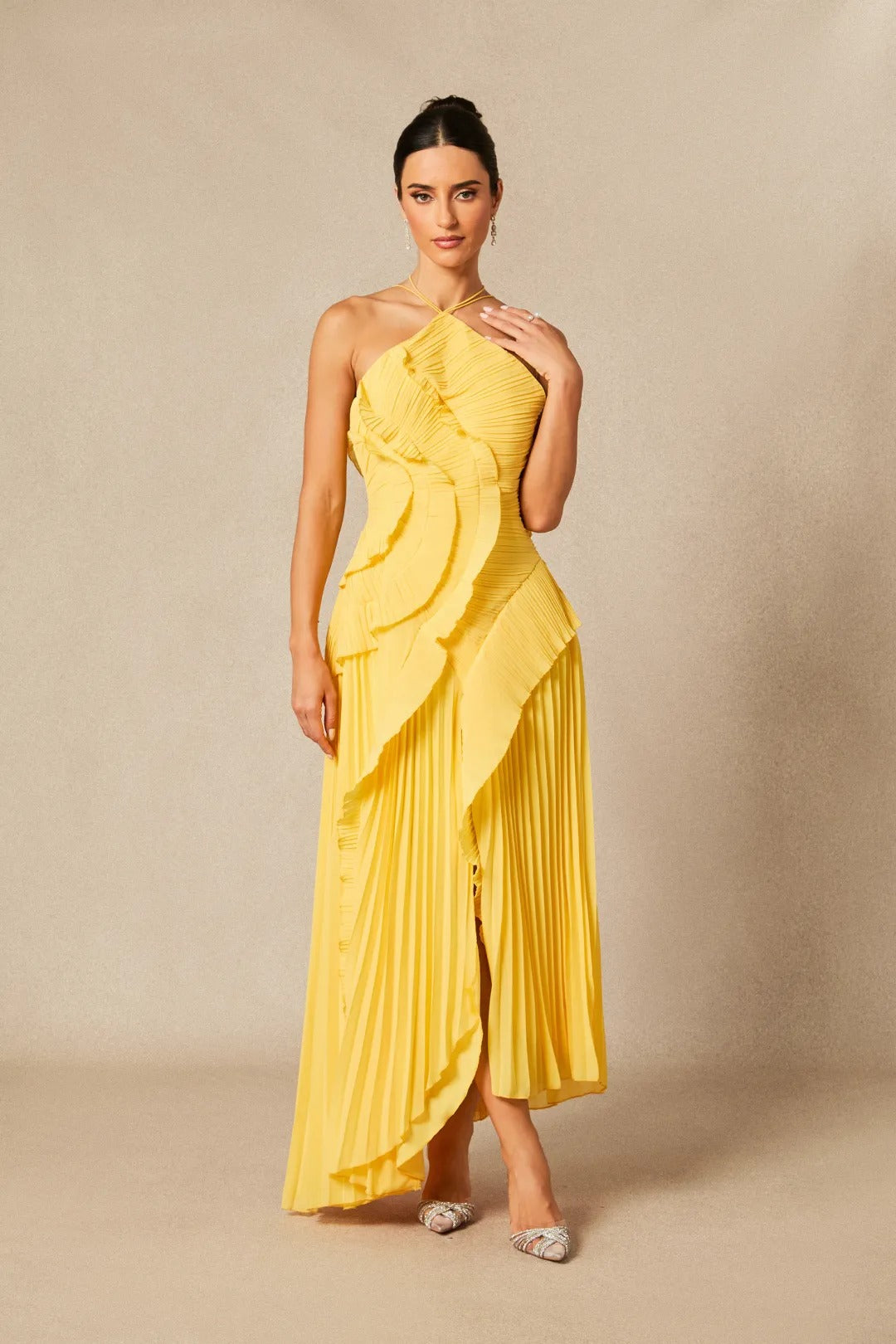 Nina - Vestido midi asimétrico plisado con cuello halter