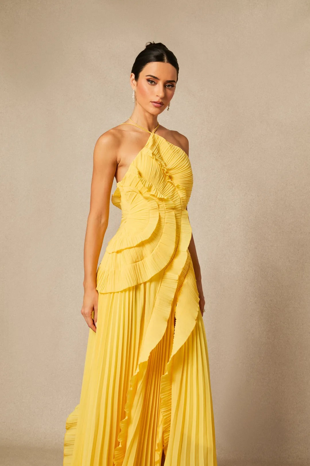 Nina - Vestido midi asimétrico plisado con cuello halter