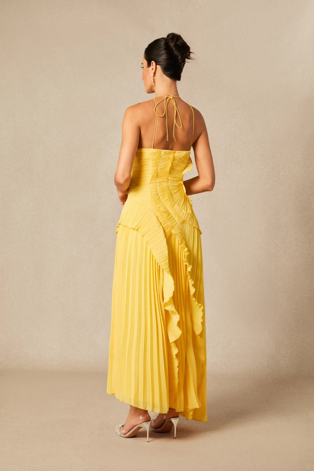 Nina - Vestido midi asimétrico plisado con cuello halter