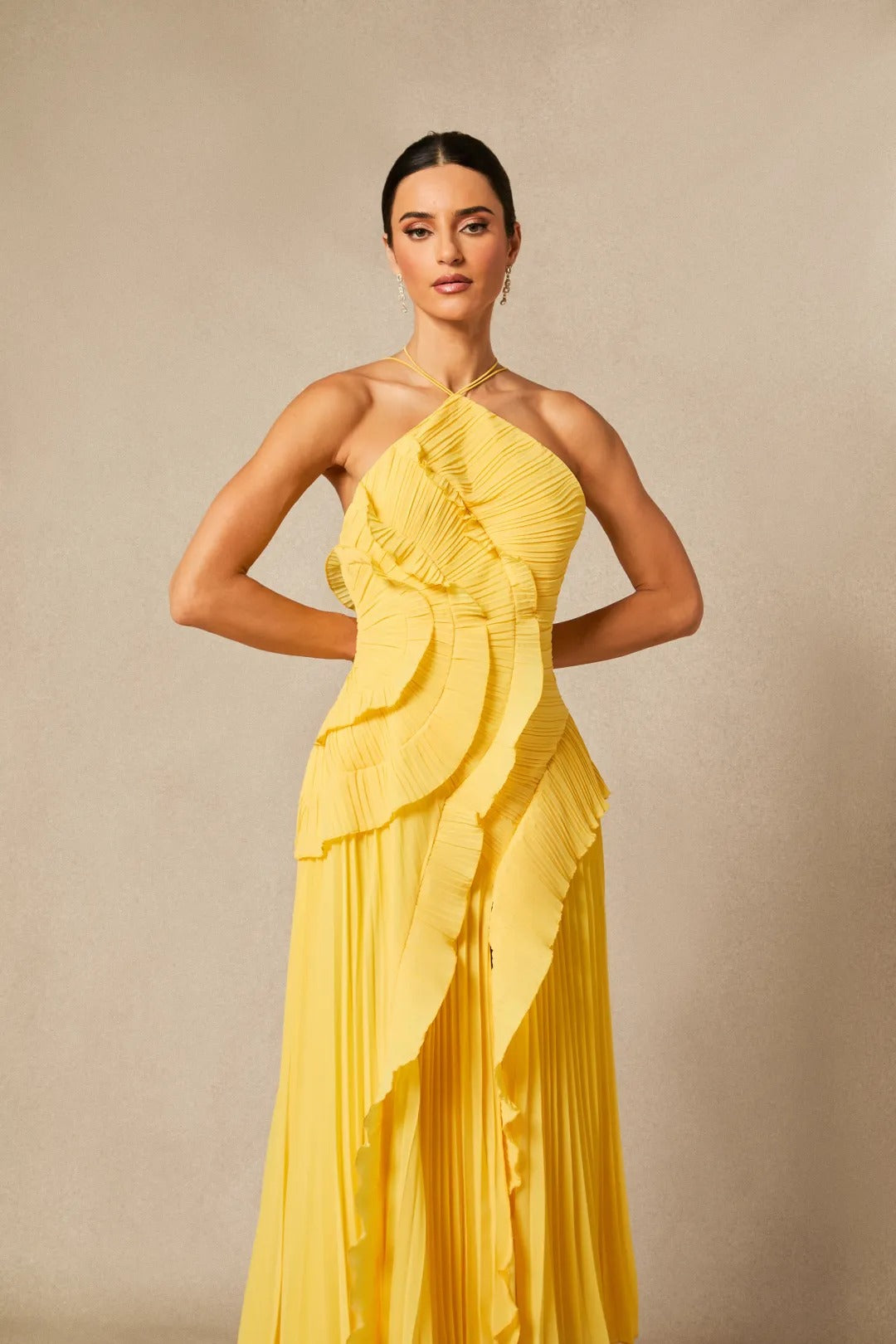 Nina - Vestido midi asimétrico plisado con cuello halter