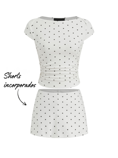 Mia - Camiseta acanalada de lunares con cuello barco y minifalda con short interior
