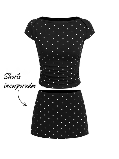 Mia - Camiseta acanalada de lunares con cuello barco y minifalda con short interior