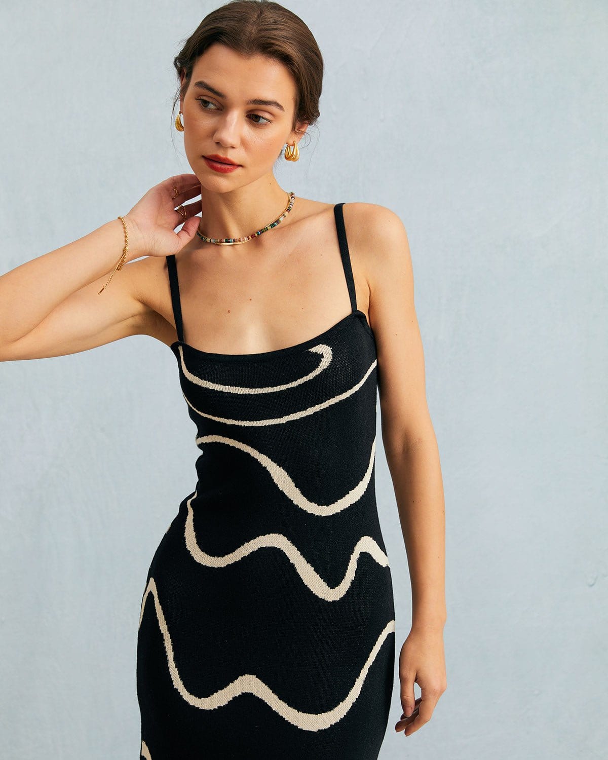 Luna - Vestido midi de punto negro con bajo sirena y ondas