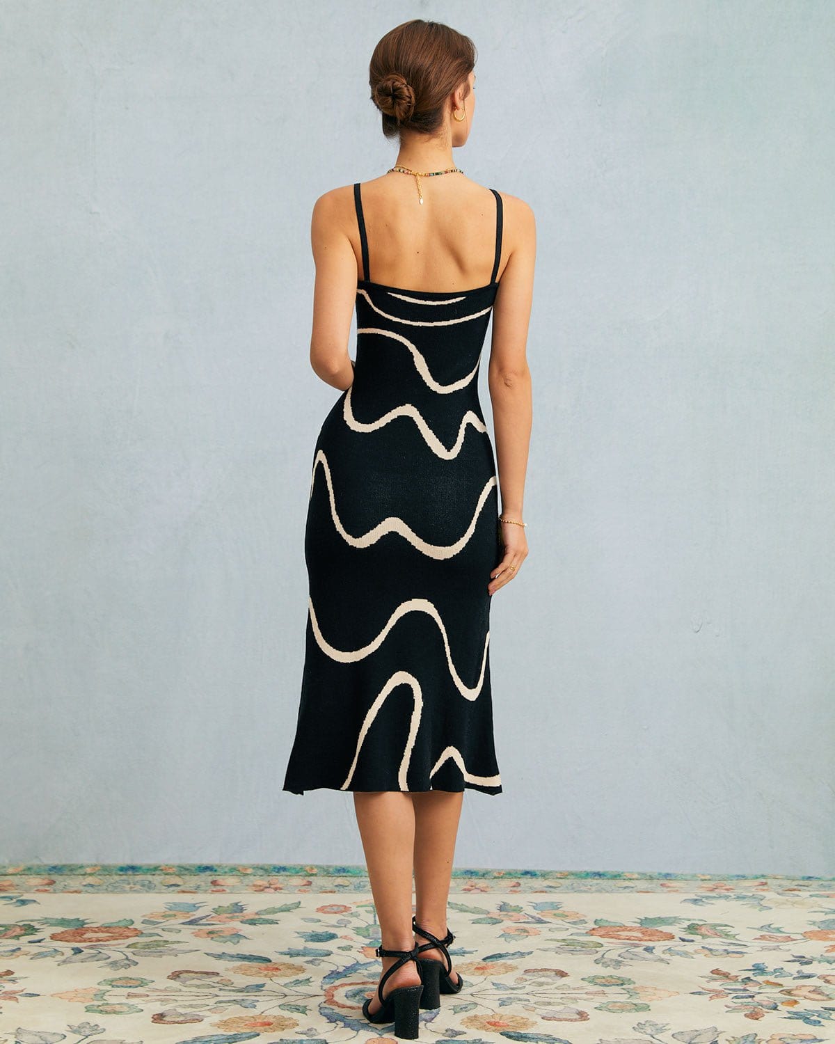Luna - Vestido midi de punto negro con bajo sirena y ondas